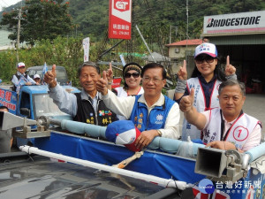 縣長林明溱競選連任拜票造勢車隊，開進信義原鄉走透透。