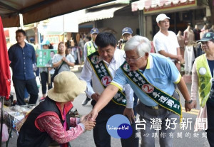 李進勇、張勝智、蔡岳儒、林昀蔚等「正直團隊」於北港新市場徒步拜票，受到支持民眾的熱烈歡迎，勇伯邀請鄉親18日「鬥陣顧雲林、作夥護台灣」。