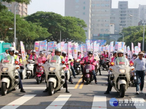 「反賄選小蜜蜂」機車大隊具機動性，穿梭大街小巷宣揚反賄選理念。（圖/記者郭文君 攝）