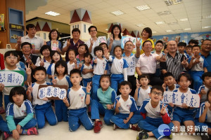 草屯國小學童、社區家長民眾享有共讀圖書館。（縣府提供）