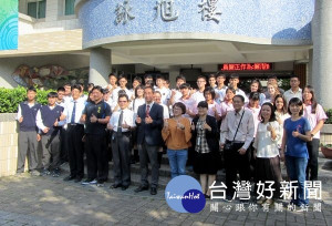 來自墨西哥、西班牙、泰國及日本的交流學生連袂參訪北港農工，校方以特色課程之一的茶藝款待這群遠來的貴客。（記者陳昭宗拍攝）