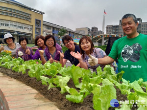 社區綠美化和可食地景不僅將街道妝點的更亮麗，民眾也將種植的花草和蔬果做成美食、甜點分享親友，增進鄰里間的交流 。（圖／記者黃村杉攝）