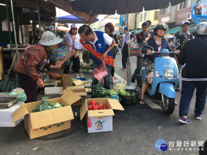 林明溱到育樂市場向攤商拜票請支持。（記者扶小萍攝）