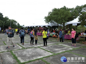 「山那邊生活．豐收食祭」展現在地客家及原住民的農產特色，吸引民眾參加。（圖／記者王丰和攝）