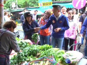 拼選前黃金週 林智堅錦華市場掃街拜票