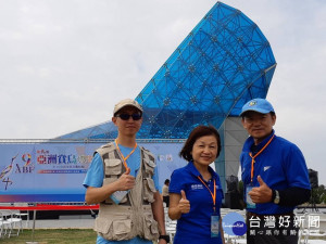 漂鳥旅行創辦人李航(中)帶領謝天智(右)、吳建龍(左)等資深解說員，為外籍旅客服務。

