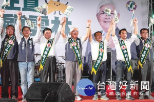 雲林縣長李進勇攜手立委蘇治芬，共同為民進黨北港區候選人造勢，固盤催票，宣示與大家鬥陣顧雲林、作夥護台灣。（記者陳昭宗拍攝）