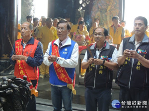 林明溱與陳文德虔誠向玄天上帝祈祝國泰民安選舉順利。