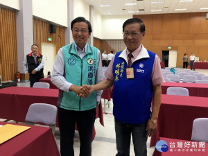 洪國浩和林明溱先後抵公辦政見會場先握手。（記者扶小萍攝）