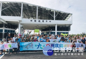 雲嘉南濱海國家風景區管理處舉辦的2018台灣賞鳥馬拉松，吸引上百名國內外愛好賞鳥人士參加，穿越山林海濱締造122種的觀鳥紀錄。（記者陳昭宗拍攝）