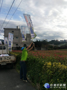 大溪月眉里長黃文中開著發財車，將月眉花卉園區的競選旗子給拆下，以還月眉優質的環境。
