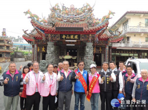 林明溱在鹿谷鳳凰山寺上香並與地方人士見面。（總部提供）