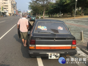 轎車突然故障 公園警助一臂之力