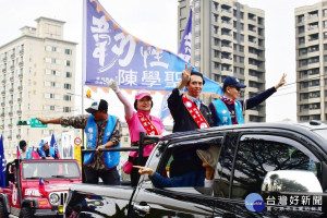 桃園市長候選人陳學聖持續車隊掃街，所到之處鞭炮聲、鑼鼓聲四起，沿線不斷有民眾揮舞國旗迎接

