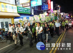 爭取連任的縣長候選人李進勇帶領鎮長候選人張勝智、縣議員候選人蔡岳儒及林昀蔚等正直團隊全力催票，感謝北港鄉親的愛護並懇請鄉親繼續支持，共同打造幸福宜居的好故鄉。（記者陳昭宗拍攝）