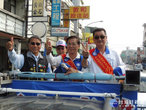 林明溱、簡景賢由老縣長陪同白天以車隊在草屯掃街。