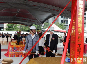 新北市長朱立倫特別身穿機能服飾出席儒鴻企業總部動土典禮 。（圖／記者黃村杉攝）