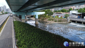 湳仔溝整治建置污水截流系統及濕地等淨化礫間處理設施，並加強周遭景觀工程。（圖／水利局提供）