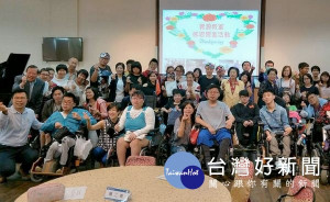 環球科技大學積極關懷弱勢學子，舉辦「感恩饗宴」活動，邀請校內身障生與師長、父母及平日熱心協助的同學一起欣賞精彩的節目表演，共享溫馨與歡樂氣氛。（記者陳昭宗拍攝）