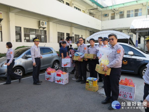 霧峰分局為投開票所員警準備各種水果。林重鎣攝