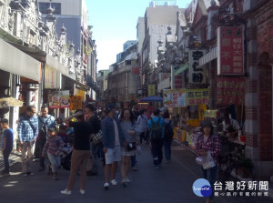 九合一大選二十四進行，雖然投票時出現排隊人龍，時間比歷屆多，但民眾投完票後仍至大溪老街散心。
