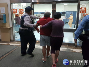 警方協助老翁就醫。林重鎣攝