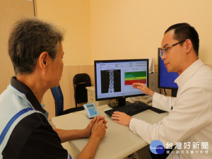 醫生解說骨質密度。林重鎣攝