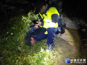 楊梅警方查緝唐姓、陳姓竊嫌到案，起出數十公斤電纜線，訊後依加重竊盜罪嫌送辦。