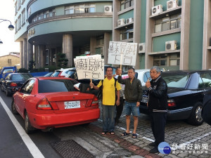 民進黨南投縣黨員到縣黨部要求蘇主委下台但僅舉牌示意即收起。（記者扶小萍攝）