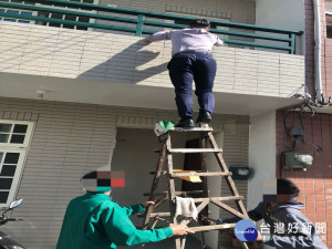 警員翻陽台救人。林重鎣攝