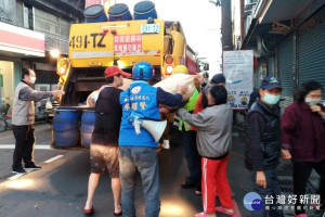 感恩鄉親的支持與愛護，桃園市議員當選人林昭賢追垃圾車進行謝票。