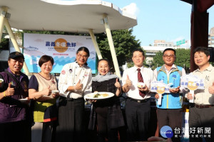 嘉義縣長張花冠帶領縣府團隊在台北希望廣場嘉義週農漁特產展售行銷熱絡