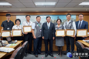 桃園市長鄭文燦於市政會議頒發客語初級認證合格證書予通過之市府局處長。