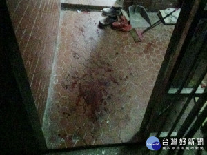 太平家暴案門口血跡。林重鎣攝