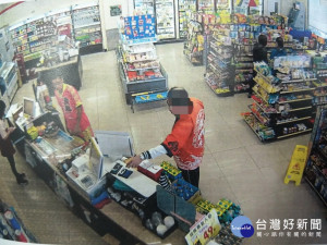 在超市偷模型。林重鎣翻攝
