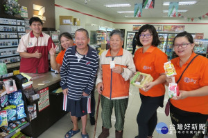 弘道攜手7-ELEVEN推動7-ELEVEN門市送取餐服務幫助弱勢長輩好好吃飯化解餐食困境，弱勢獨居長輩共餐計畫邀請民眾愛心響應零錢捐