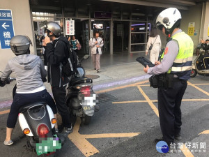 屏東驛站引「車」潮　警加強疏導及取締