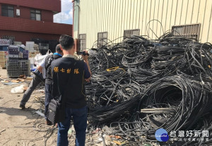 環保署追查雲林縣斗南某一家工廠遭堆置廢光纖電纜案件，查獲位於中市的台亞環保科技公司，收受超過1300公噸之光纖電纜等廢棄物，卻未依規定處置，將廢光纖電纜堆置在雲林斗南的一處工廠廠區，不法所得超過新台幣1200萬元以上。（圖／環保署）