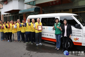 蘆洲區三清十善宮同修匯聚百元購百萬復康巴士捐給新北市政府。（圖／社會局提供）

