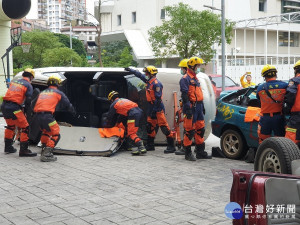 消防局9日下午辦理「107年全國災害防救團體理事長暨幹部聯繫會報」，同時也分享救災經驗及技術交流 。（圖／消防局提供）