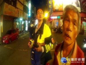 警員巡邏遇相識的通緝犯。林重鎣翻攝