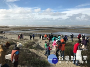 
大甲區農會舉辦攝影比賽頒獎典禮，會中呼籲大家保護海域乾淨，五百位愛環保人士共襄盛舉，祗二個多小時，就把一大片海灘垃圾檢得乾乾淨淨。（記者陳榮昌攝）