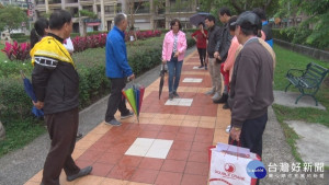 柳堤公園磁磚步道惹民怨　李翁月娥要求改善