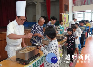 縣議員蔡岳儒發起愛的關東煮行動已邁入第7年，透過北港同濟會等社團協助，在寒冬中送上熱呼呼的愛溫暖夜光天使的心。（記者陳昭宗拍攝）