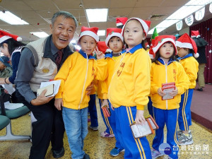 瑪利幼兒園到八德榮家報佳音   聖誕前夕伯伯媽媽好窩心