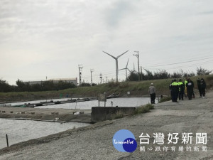 
大安區靠海域一家釣魚場，十三日在雕魚池內浮上一具男性屍體，大甲警分局展開調查並報檢查察官相屍中。（記者陳榮昌攝）