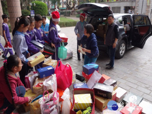 東平國小學生捐舊鞋給非洲學生。林重鎣攝