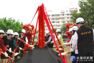 彰化市長邱建富(中著黑背心者)帶領大家為日本小松園事前工事(前置作業)動土。