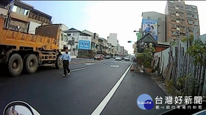 老翁找沒公車站　熱心警協助護送