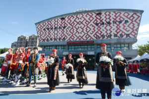 「桃園市107年度原住民族部落大學暨原住民族課後族語班成果展」中，原民族人進行儀式。